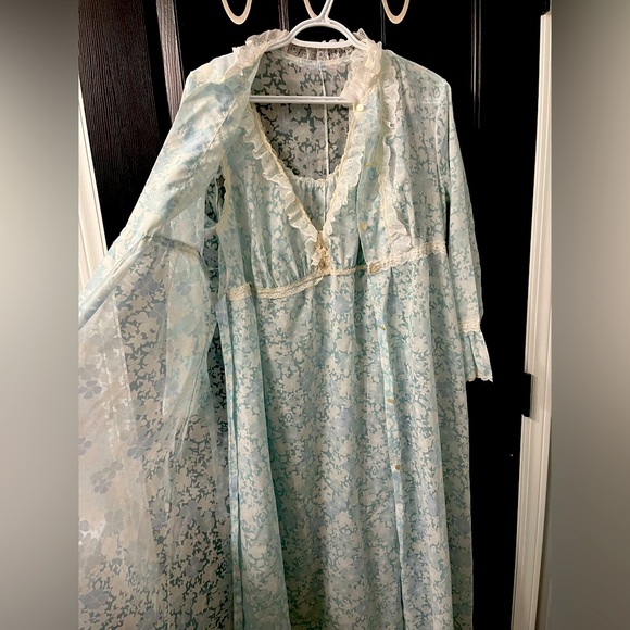 Vintage nightgown and matching robe - Picture 1 of 2